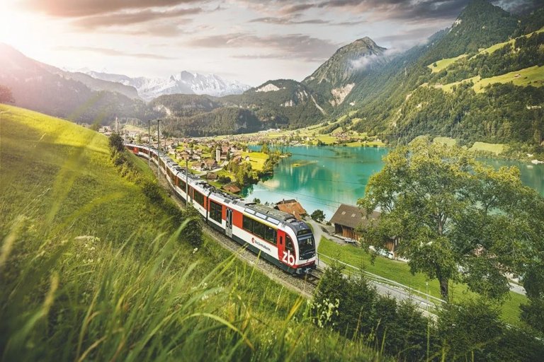 La ligne ferroviaire panoramique relie Zürich aux Alpes